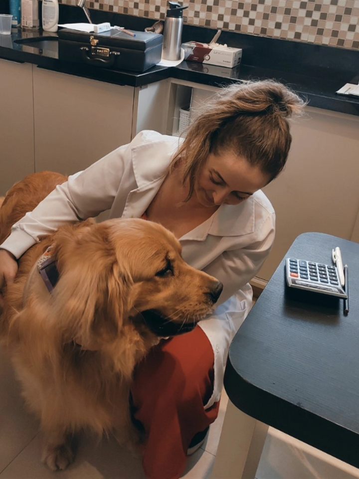 Amanda Sezyshta, médica-veterinária, em atendimento no consultório